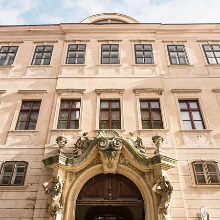 Petra Inn Apartments In Historical Palace Bratislava Esterno foto