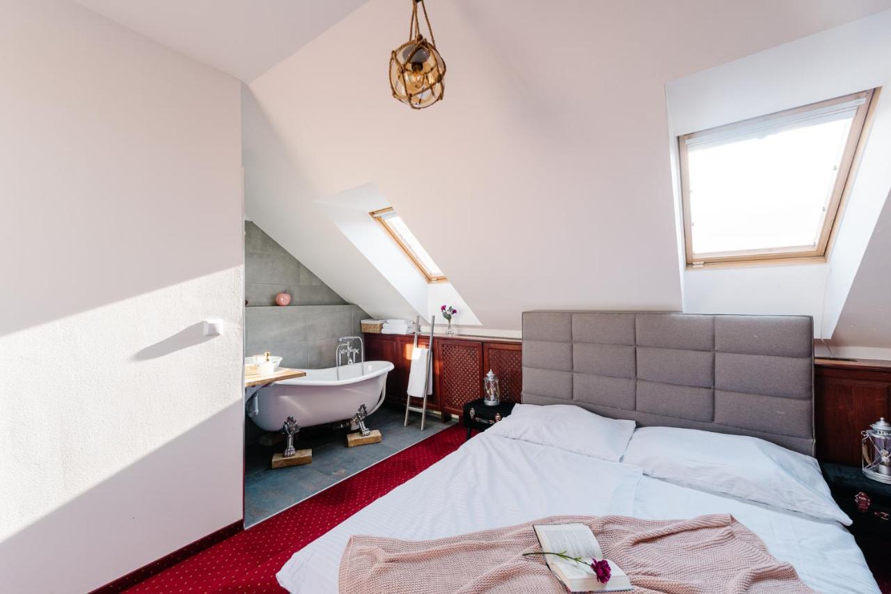 Petra Inn Apartments In Historical Palace Bratislava Esterno foto